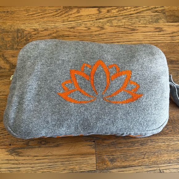 COPY - Pink Lemonade Lotus Relax travel blanket and eye mask - Picture 3 of 5